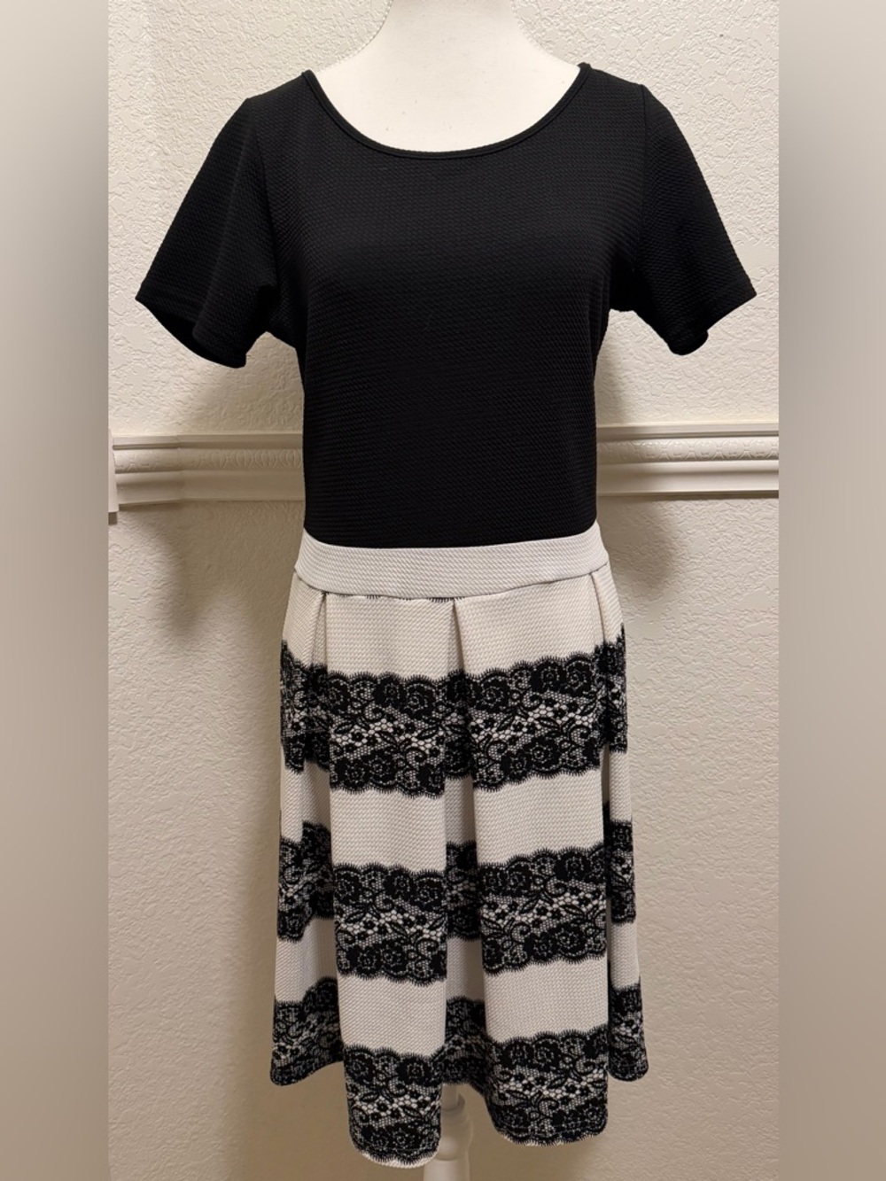 Christian Siriano Black & White Textured Fit & Flare Dress – Lace Detail Skirt 🖤 - Picture 4 of 8